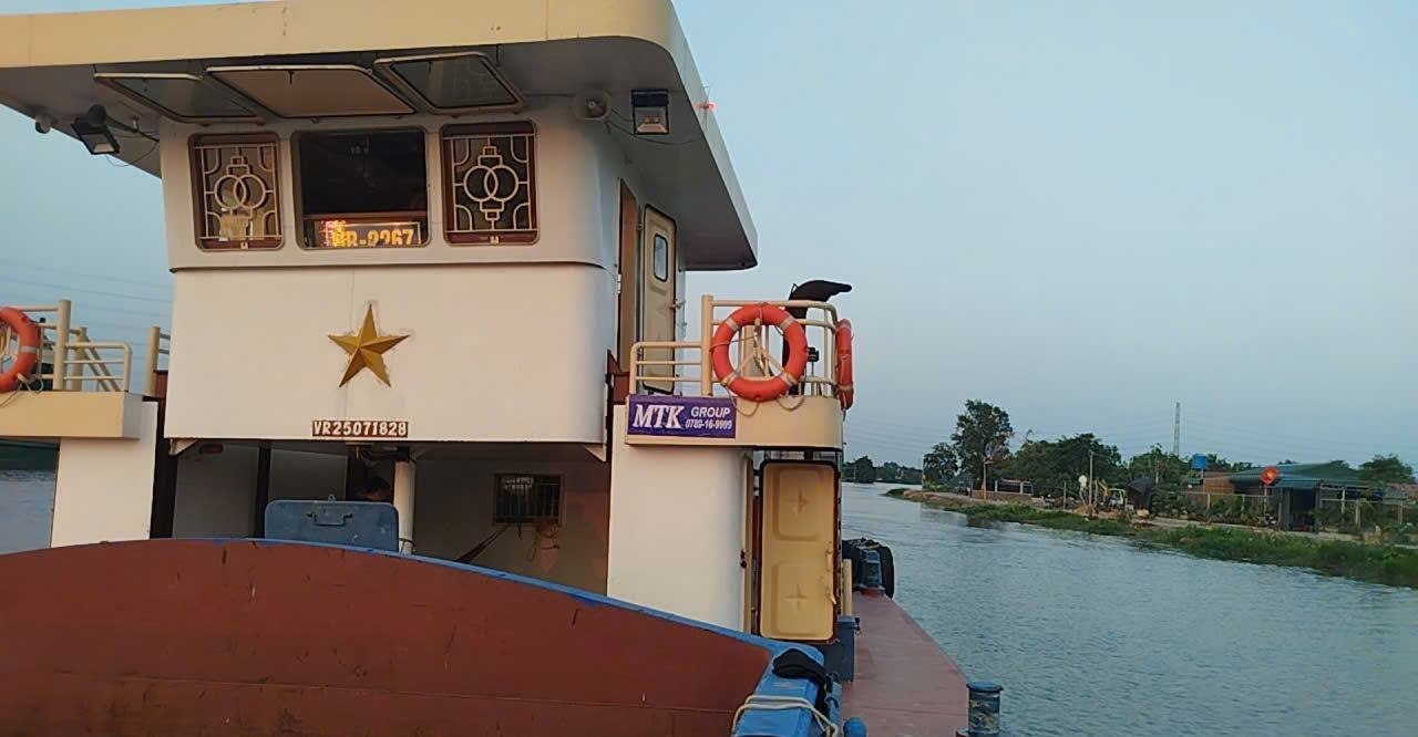 Sà lan MTK vận chuyển vật liệu trên sông